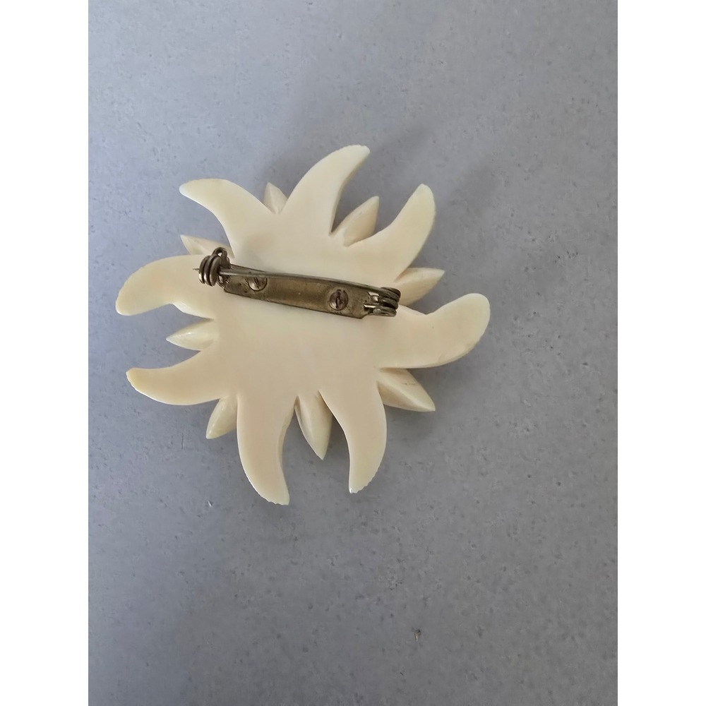 Vintage Carved Edelweiss Flower Brooch Creamy White Alpine Folk Art Pin - Picture 2 of 3